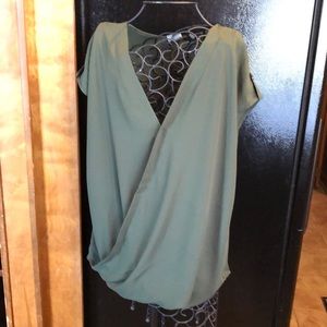 Soho hunter green top. Sz L